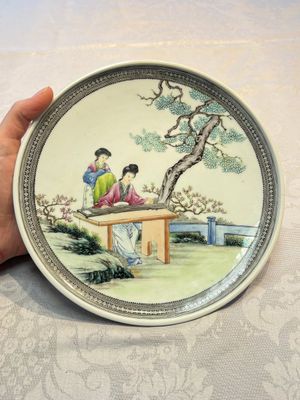 A pair of fine Chinese famille rose 'Ladies' plates, Qianlong marks, Republic — photo 4
