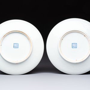 A pair of fine Chinese famille rose 'Ladies' plates, Qianlong marks, Republic — photo 2