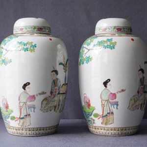 A pair of fine Chinese famille rose 'ladies' vases, 19/20th C. — 照片 8