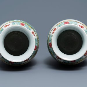 A pair of fine Chinese famille rose 'ladies' vases, Qianlong mark, 19/20th C. — 照片 5