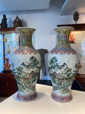 A pair of fine Chinese famille rose 'landscape' vases, Qianlong mark, 20th C. — 照片 1