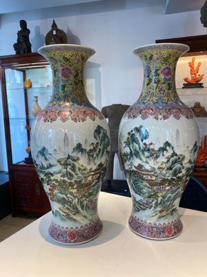 A pair of fine Chinese famille rose 'landscape' vases, Qianlong mark, 20th C. — 照片 5