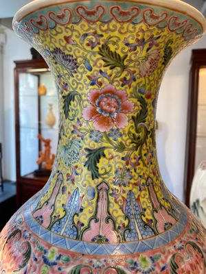 A pair of fine Chinese famille rose 'landscape' vases, Qianlong mark, 20th C. — 照片 8
