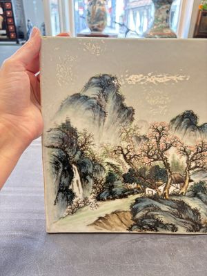 A pair of fine Chinese famille rose plaques with landscape design, signed Wang Yeting 汪野亭, 20th C. — foto 2