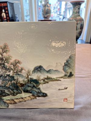 A pair of fine Chinese famille rose plaques with landscape design, signed Wang Yeting 汪野亭, 20th C. — foto 9