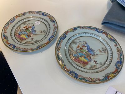 A pair of fine Chinese famille rose plates with a musician playing in front of a couple, Qianlong — photo 1