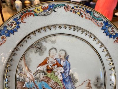 A pair of fine Chinese famille rose plates with a musician playing in front of a couple, Qianlong — photo 3
