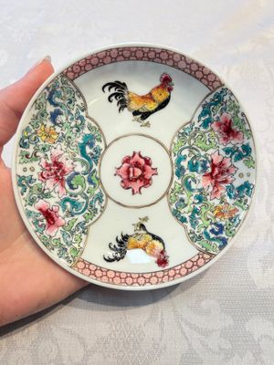A pair of fine Chinese famille rose 'Rooster' cups and saucers, Yongzheng — foto 1
