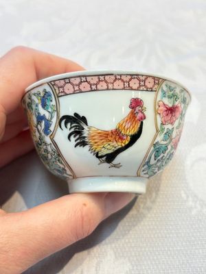 A pair of fine Chinese famille rose 'Rooster' cups and saucers, Yongzheng — foto 13