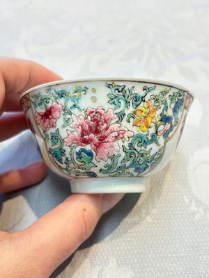 A pair of fine Chinese famille rose 'Rooster' cups and saucers, Yongzheng — foto 14