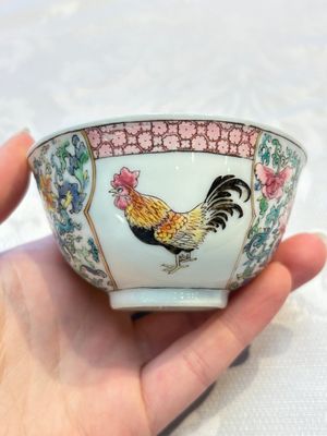 A pair of fine Chinese famille rose 'Rooster' cups and saucers, Yongzheng — foto 19
