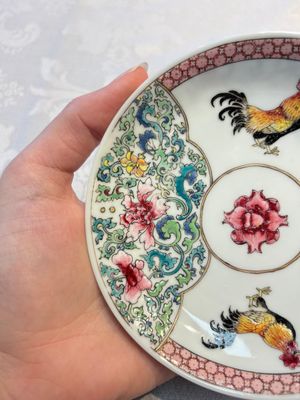 A pair of fine Chinese famille rose 'Rooster' cups and saucers, Yongzheng — foto 2