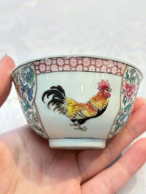 A pair of fine Chinese famille rose 'Rooster' cups and saucers, Yongzheng — foto 21