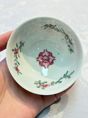 A pair of fine Chinese famille rose 'Rooster' cups and saucers, Yongzheng — foto 23