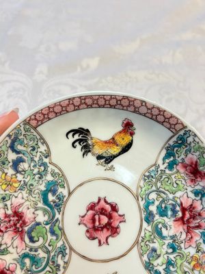 A pair of fine Chinese famille rose 'Rooster' cups and saucers, Yongzheng — foto 3