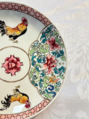 A pair of fine Chinese famille rose 'Rooster' cups and saucers, Yongzheng — foto 4
