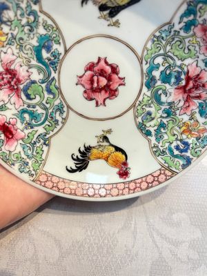 A pair of fine Chinese famille rose 'Rooster' cups and saucers, Yongzheng — foto 5