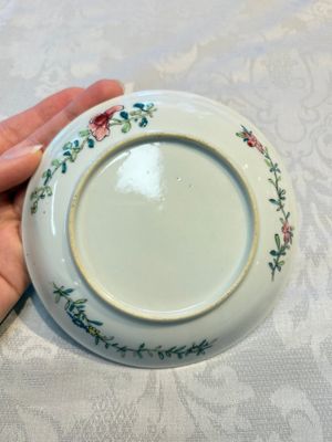 A pair of fine Chinese famille rose 'Rooster' cups and saucers, Yongzheng — foto 6