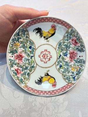 A pair of fine Chinese famille rose 'Rooster' cups and saucers, Yongzheng — foto 7