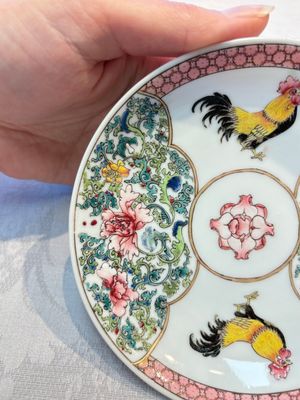 A pair of fine Chinese famille rose 'Rooster' cups and saucers, Yongzheng — foto 8