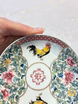 A pair of fine Chinese famille rose 'Rooster' cups and saucers, Yongzheng — foto 9