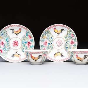 A pair of fine Chinese famille rose 'Rooster' cups and saucers, Yongzheng — foto 1