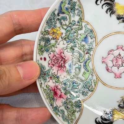 A pair of fine Chinese famille rose 'Rooster' tea bowls and saucers — 照片 3