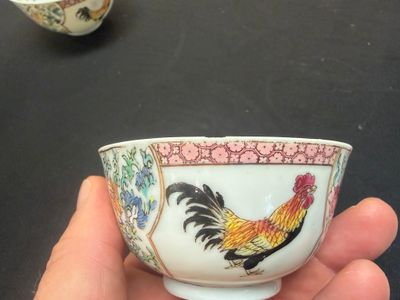 A pair of fine Chinese famille rose 'Rooster' tea bowls and saucers — 照片 41