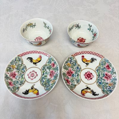 A pair of fine Chinese famille rose 'Rooster' tea bowls and saucers — 照片 1