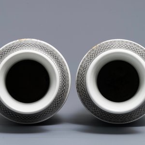 A pair of fine Chinese famille rose rouleau vases, Qianlong mark, Republic, 20th C. — photo 5