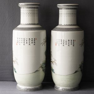 A pair of fine Chinese famille rose rouleau vases, Qianlong mark, Republic, 20th C. — photo 8