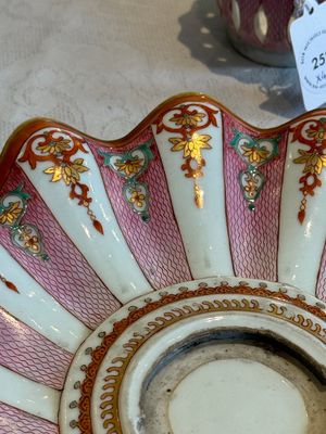 A pair of fine Chinese famille rose trembleuses or 'mancerina' for the Spanish or Mexican market, Qianlong — foto 3