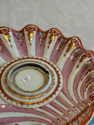 A pair of fine Chinese famille rose trembleuses or 'mancerina' for the Spanish or Mexican market, Qianlong — foto 6
