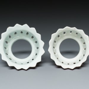 A pair of fine Chinese famille rose trembleuses or 'mancerina' for the Spanish or Mexican market, Qianlong — foto 9