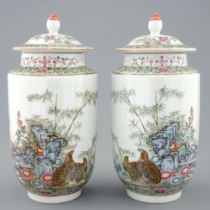 A pair of fine Chinese famille rose vases and covers with quails, Republic, 20th C. — 照片 1