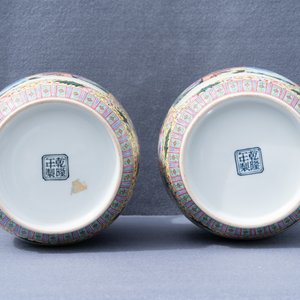 A pair of fine Chinese famille rose vases, Qianlong mark, Republic — 照片 10