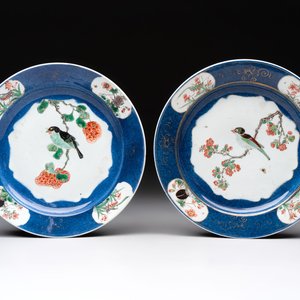 A pair of fine Chinese famille verte powder-blue-ground 'bird on branch' plates, Kangxi — photo 1