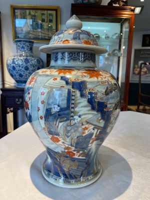 A pair of fine Chinese Imari-style vases and covers with narrative design, Kangxi — 照片 1