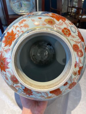A pair of fine Chinese Imari-style vases and covers with narrative design, Kangxi — 照片 12