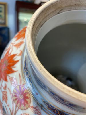 A pair of fine Chinese Imari-style vases and covers with narrative design, Kangxi — 照片 13