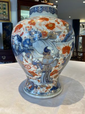 A pair of fine Chinese Imari-style vases and covers with narrative design, Kangxi — 照片 17