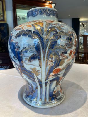 A pair of fine Chinese Imari-style vases and covers with narrative design, Kangxi — 照片 19