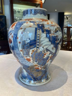 A pair of fine Chinese Imari-style vases and covers with narrative design, Kangxi — 照片 20