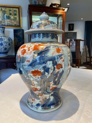 A pair of fine Chinese Imari-style vases and covers with narrative design, Kangxi — 照片 2