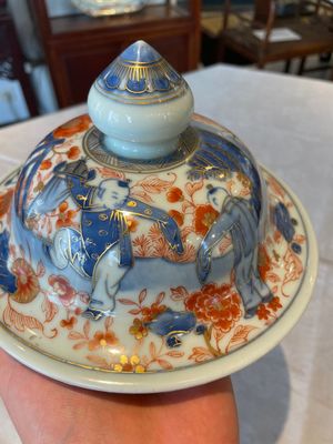 A pair of fine Chinese Imari-style vases and covers with narrative design, Kangxi — 照片 24