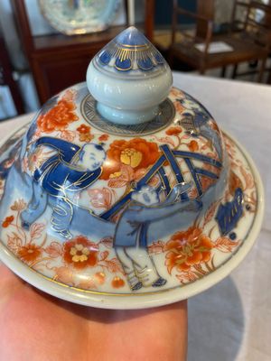 A pair of fine Chinese Imari-style vases and covers with narrative design, Kangxi — 照片 25