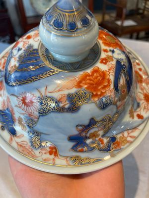 A pair of fine Chinese Imari-style vases and covers with narrative design, Kangxi — 照片 26
