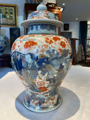 A pair of fine Chinese Imari-style vases and covers with narrative design, Kangxi — 照片 3