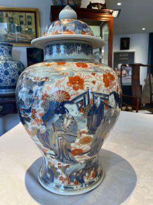 A pair of fine Chinese Imari-style vases and covers with narrative design, Kangxi — 照片 4