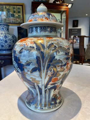 A pair of fine Chinese Imari-style vases and covers with narrative design, Kangxi — 照片 5
